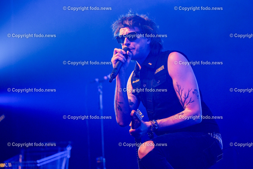 Posthof_ Turbobier_ Konzert_ 15.03.2024-26 | 15.03.2024, Linz, AUT, Posthof, Konzert Turbobier, im Bild Marco Pogo alias Dominik Wlazny (Saenger, Konzepter und Songwriter,  Gitarrist der oesterreichischen Punk-Rock-Band Turbobier, weiters Politiker der Bierpartei, Bezirksrat in Wien Simmering, Praesidentschaftskandidat, Arzt, Mediziner)