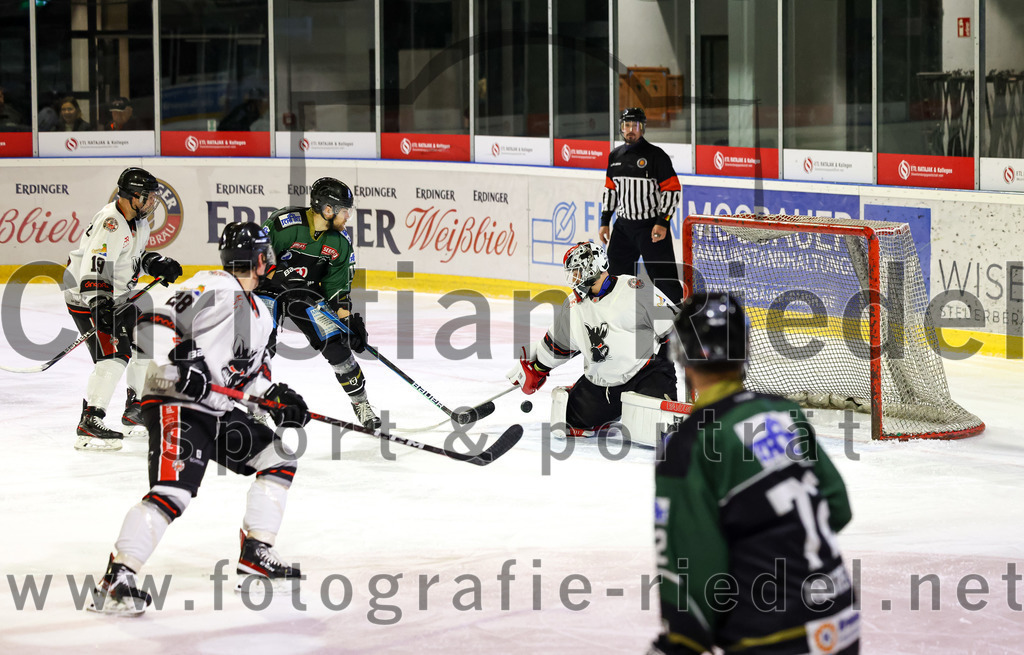 2022-09-30_109_TSV_Erding_gegen_EV_Dingolfing | Erding, Deutschland, 30.09.2022:
Eishockey, Bayernliga 2022 / 2023, Testspiel, TSV Erding gegen EV Dingolfing, Endergebnis: 3:4

William Theberge (EV Dingolfing, #28), Torwart Dennis Jedrus (EV Dingolfing, #1)

Foto: Christian Riedel / fotografie-riedel.net