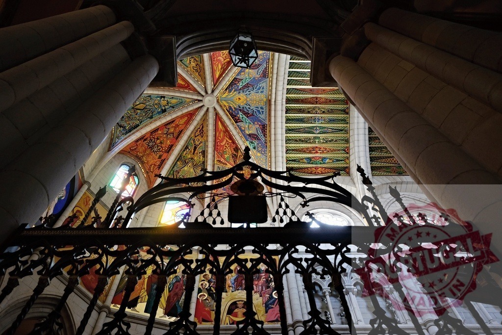 Vibrant Gothic Interior of Almudena Cathedral Ceiling in Madrid | Colorful vaulted ceiling and ornate wrought iron inside Almudena Cathedral in Madrid - Realisiert mit Pictrs.com
