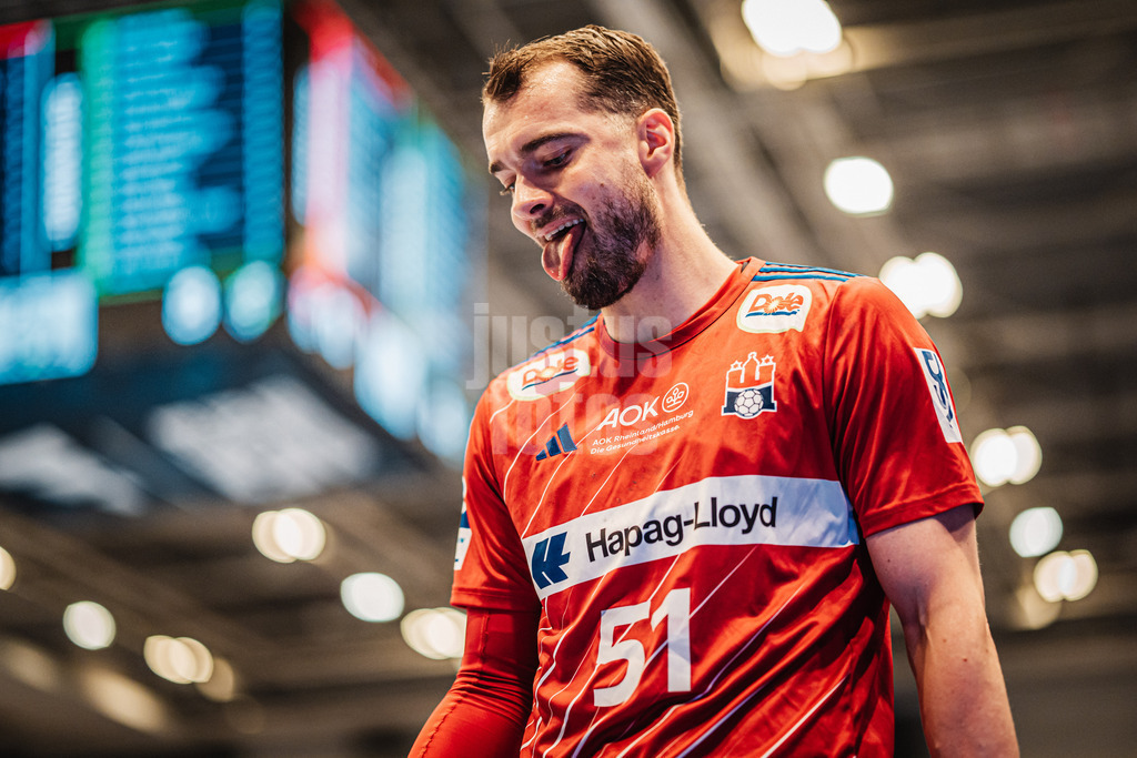 Handball | Männer | Saison 2024/2025 | DAIKIN Handball-Bundesliga | 8. Spieltag || Handball Sport Verein Hamburg vs. TSV Hannover-Burgdorf | 24.10.2024 | Casper Mortensen (#51, Handball Sport Verein Hamburg) steckt die Zunge raus
