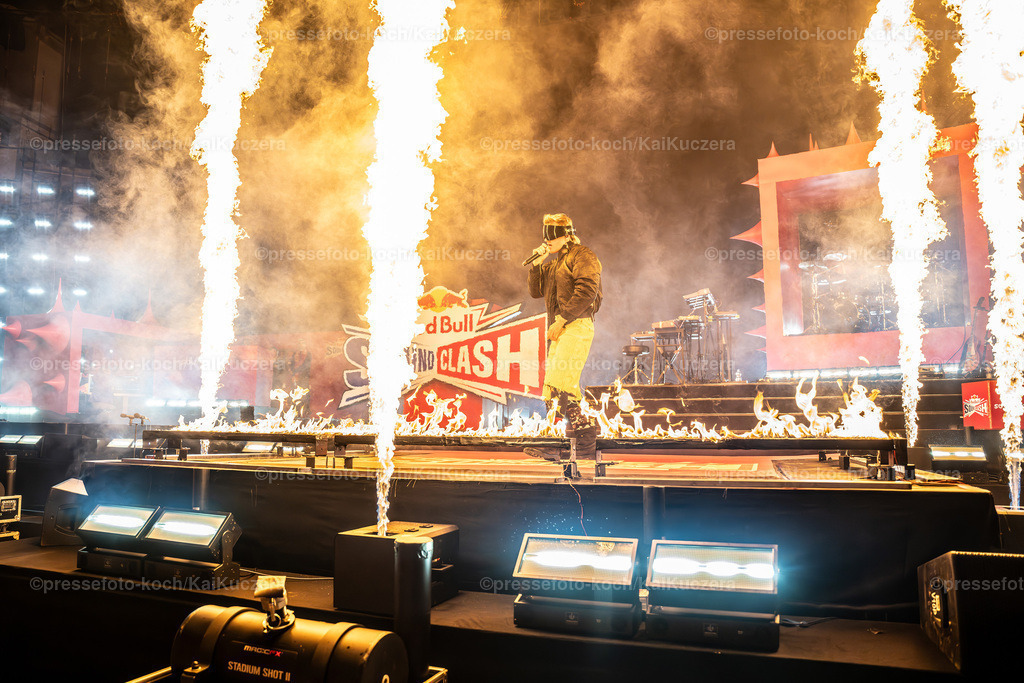 KKU13122401020 | 13.12.2024, xkkux, Düsseldorf, Red Bull Soundclash, PSD Bank Dome, Konzert von Ski Aggu und 01099 gegen Summer Cem und KC Rebell, Im Bild Feuershow Performance von Ski Aggu 