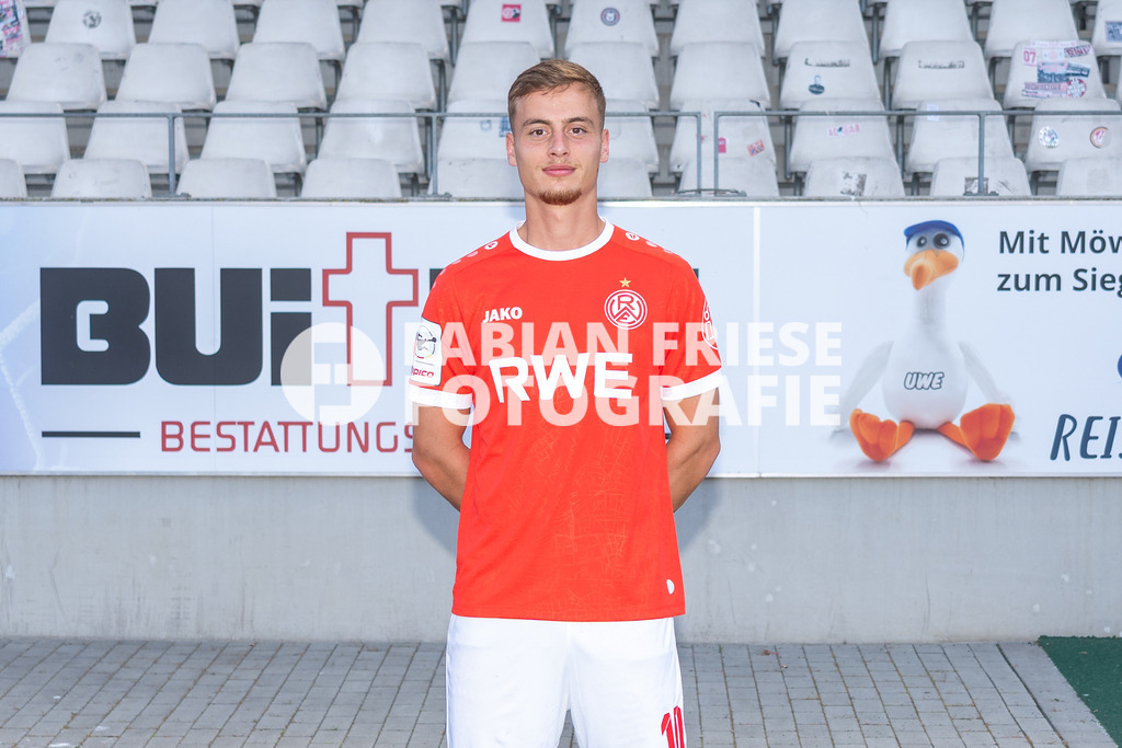 Rot-Weiss Essen; 3. Liga, Portraettermin 2026/2027, Foto: Eibner-Pressefoto/Fabian Friese | Marvin Obuz (Rot-Weiss Essen, #10),Rot-Weiss Essen; 3. Liga, Portraettermin 2026/2027, Foto: Eibner-Pressefoto/Fabian Friese - Realisiert mit Pictrs.com