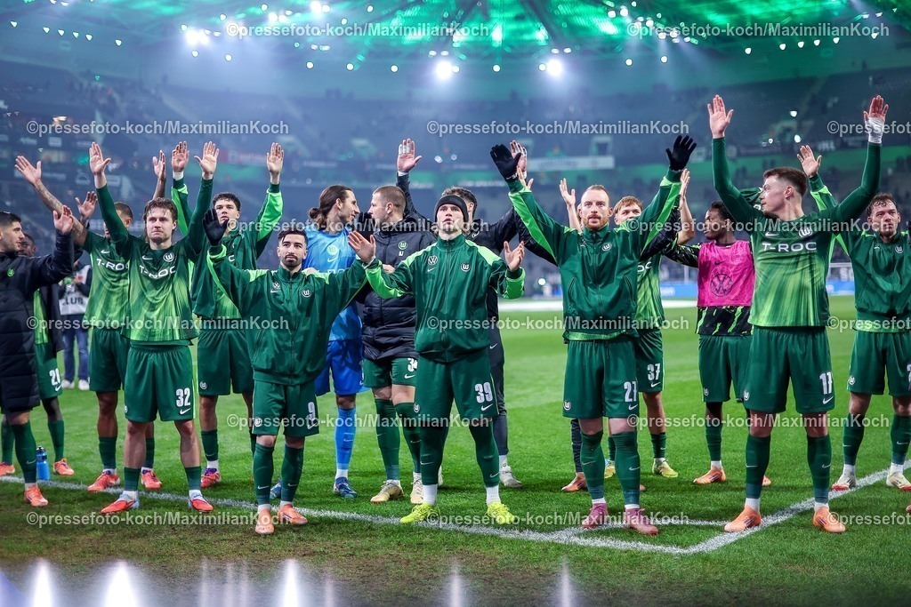 BMG13122501075 | 13.12.2025, Fußball, Borussia Mönchengladbach - VfL Wolfsburg, 1. Fußball Bundesliga, 14.Spieltag, Borussia-Park, Saison 2025 2026: Abschlussjubel nach dem 3:1 Sieg für Wolfsburg - Mattias Svanberg&nbsp;(VfL Wolfsburg #32) Mohamed Amoura&nbsp;(VfL Wolfsburg #09) Torwart Kamil Grabara&nbsp;(VfL Wolfsburg #01) Patrick Wimmer&nbsp;(VfL Wolfsburg #39) Maximilian Arnold&nbsp;(VfL Wolfsburg #27) Dzenan Pejcinovic&nbsp;(VfL Wolfsburg #17)  DFB regulations prohibit any use of photographs as image sequences and or quasi-video.