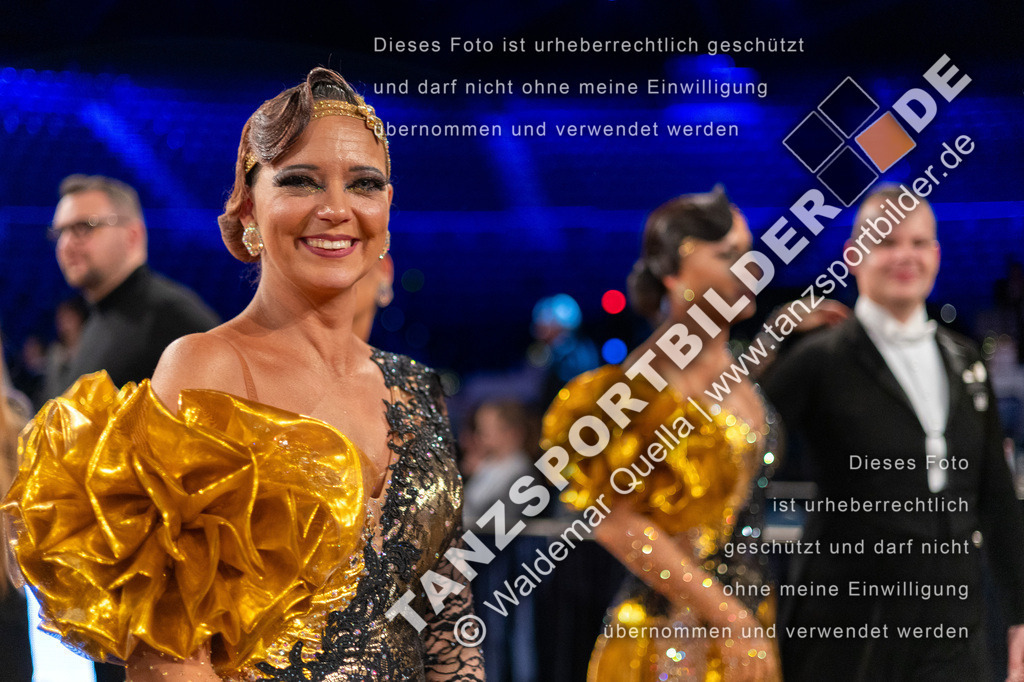 20251206-06298 | Hier finden Sie Tanz Bilder vom Latein und Standard Formationen tanzen. Sportbilder vom Tanzsport. Schöne Fotos und von Weltmeisterschaft, Europameisterschaft, Bundesliga, Regionalliga, Oberliga und Landesliga sowie von GOC Stuttgart, DanceComp, WM Bremen