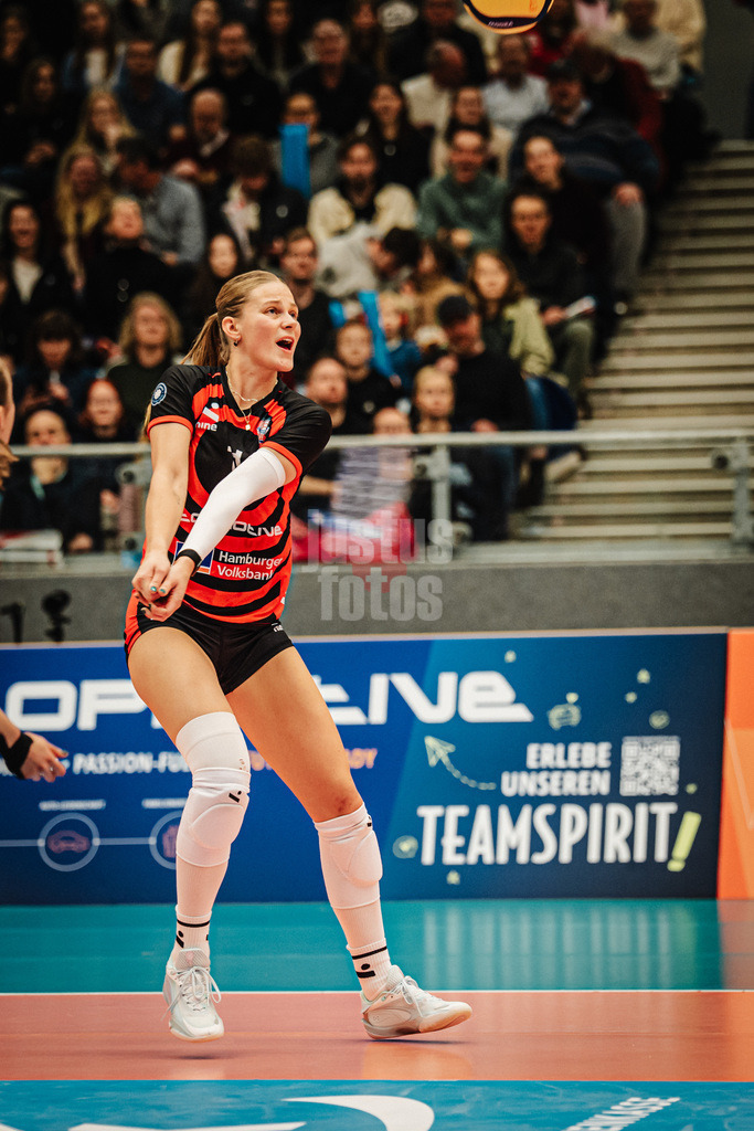 Volleyball | Frauen | Saison 2025/2026 | Volleyball Bundesliga | ETV Hamburger Volksbank Volleys vs. SSC Palmberg Schwerin | 17.01.2026 | Svea Frobel (#11, ETV Hamburger Volksbank Volleys) nimmt den Ball an