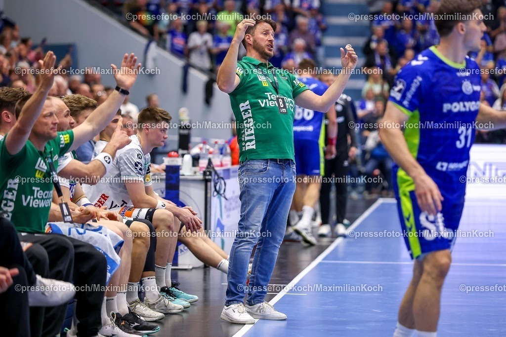 Gum30042601155 | 30.04.2026, Handball, 1. HBL, VfL Gummersbach - Frisch Auf! Göppingen, Saison 2025 / 2026 Herren, Schwalbe-Arena: Cheftrainer Benjamin Matschke (Frisch Auf Göppingen #hc) gestikulierend am Spielfeldrand  