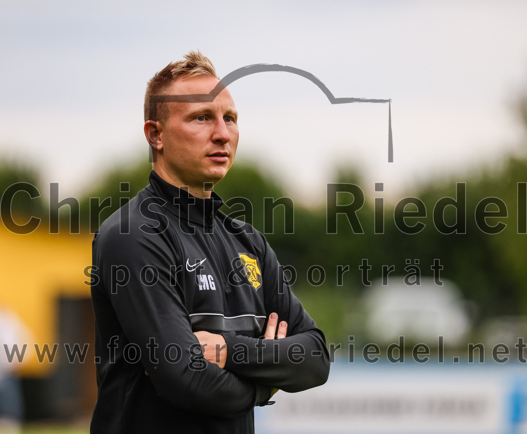 2023-08-09_062_FC_Moosinning_II_gegen_SpVgg_Altenerding | Moosinning, Deutschland, 09.08.2023:
Fußball, Kreisliga 2023 / 2024, 3. Spieltag, FC Moosinning II gegen SpVgg Altenerding, Endergebnis: 1:1

Trainer Manuel Gröber (FC Moosinning)

Foto: Christian Riedel / fotografie-riedel.net