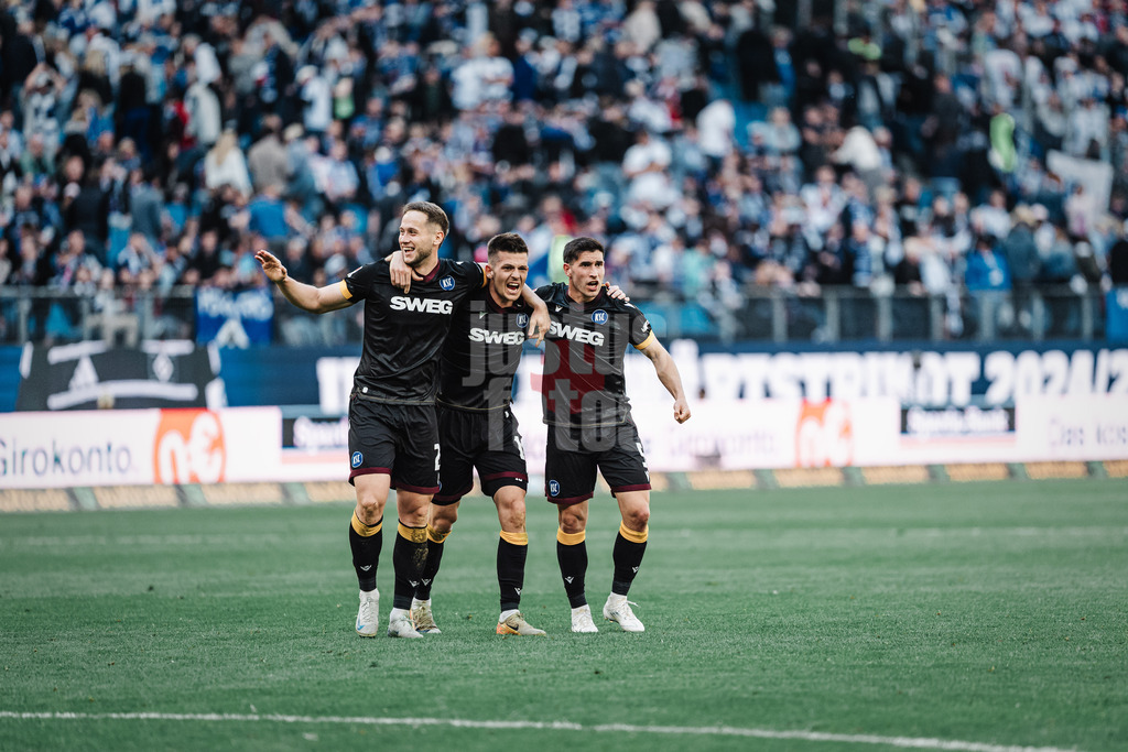 Fußball | Männer | Saison 2024/2025 | 2. Fußball-Bundesliga | 31. Spieltag | Hamburger SV vs. Karlsruher SC | 27.04.2025 | v.l. Christoph Kobald (#22, Karlsruher SC) Marvin Wanitzek (#10, Karlsruher SC) und Robin Heußer (#5, Karlsruher SC) jubeln nach dem Sieg