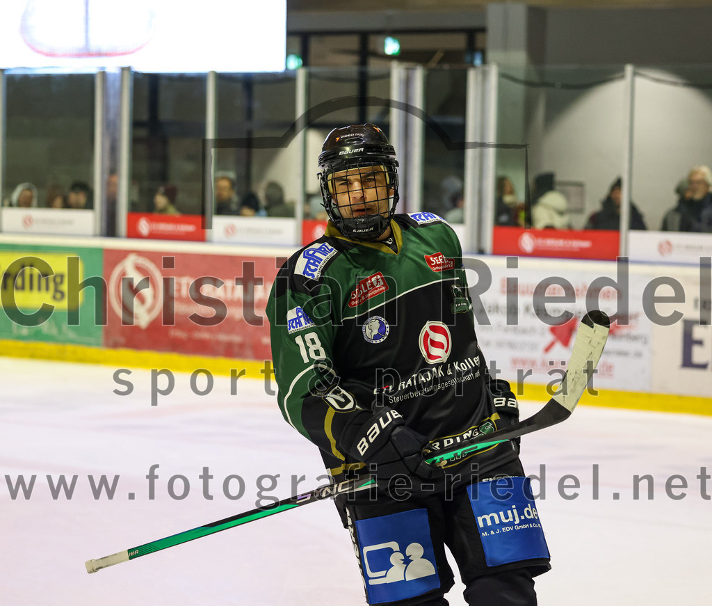 2023-01-22_122_Eishockey_TSV_Erding_gegen_ESC_Dorfen | Erding, Deutschland, 22.01.2023:
Eishockey, Bayernliga 2022 / 2023, 29. Spieltag, TSV Erding gegen ESC Dorfen, Endergebnis: 6:2

Daniel Krzizok (Erding Gladiators, #18)

Foto: Christian Riedel / fotografie-riedel.net