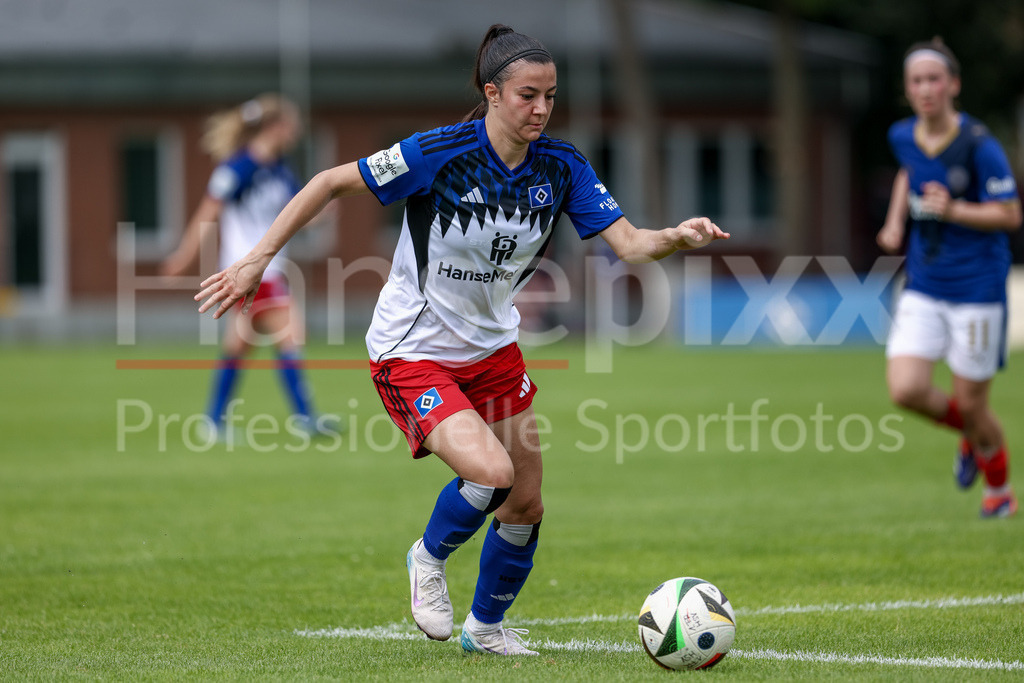 Fussball, Testspiel Frauen, Hamburger SV - Holstein Kiel | Vildan Kardesler (Hamburger SV, 7) am Ball, Einzelbild, Ganzkörper, Aktion, Action, Spielszene