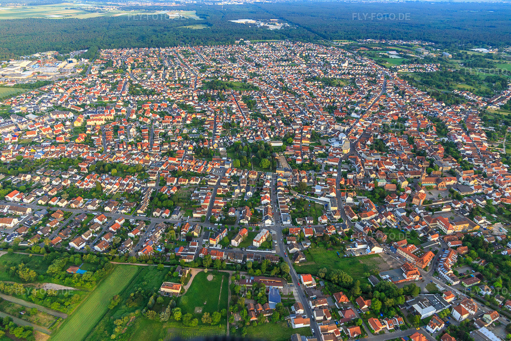 Luftbild: Stadtansicht aus Norden in Schifferstadt im Bundesland Rheinland-Pfalz in Deutschland. Foto: IMG_107469.jpg vom 25.05.2018 durch Werner Riehm/FLY-FOTO.de