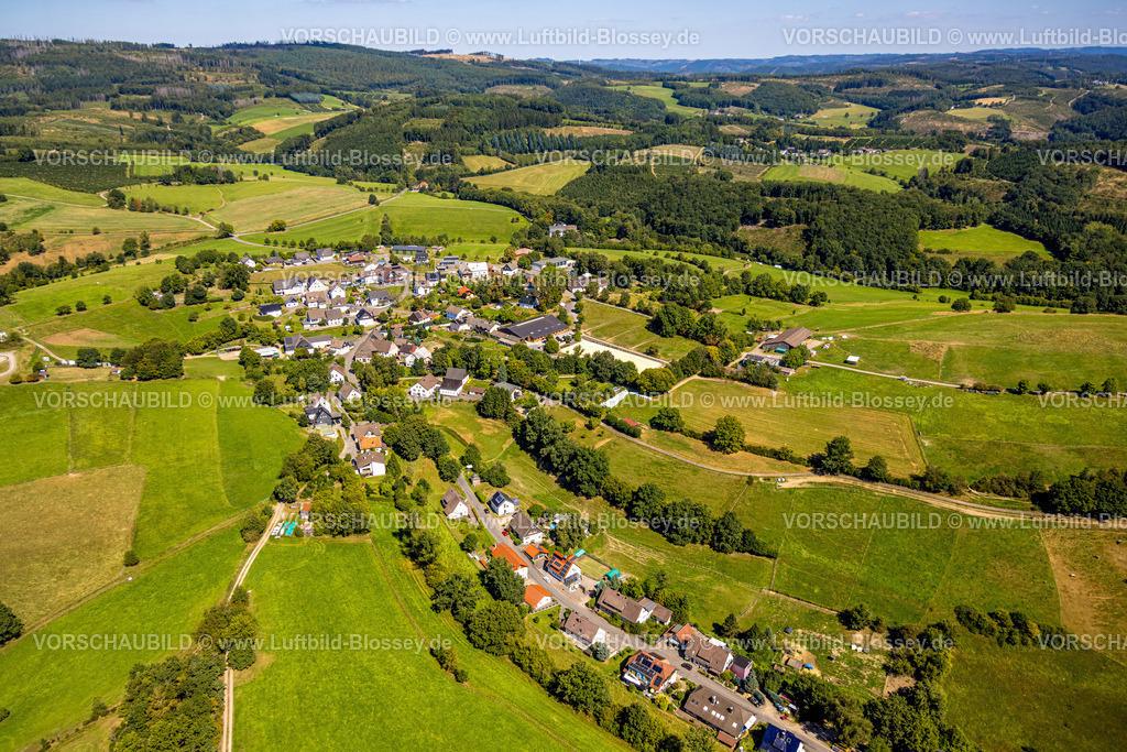 Meinerzhagen250812501 | Luftbild, Wohngebiet Ortsansicht Ortsteil Rinkscheid mit Reitanlage Rinkscheider Hof, Wiesen und Felder mit Hügellandschaft, Rinkscheid, Meinerzhagen, Sauerland, Nordrhein-Westfalen, Deutschland