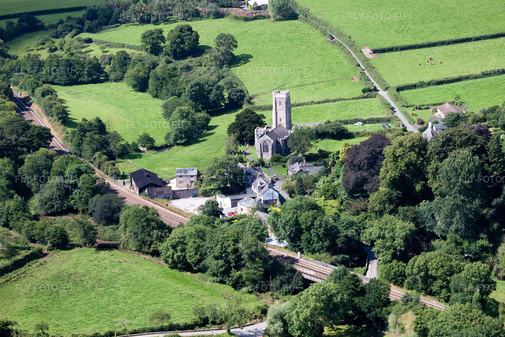Vue aérienne: Vue de la ville à Staverton dans le département Angleterre, Grande Bretagne. Photo: IMG_19759.jpg prise le 25/07/2009 par Werner Riehm/FLY-FOTO.eu – Résolution de l'original: 4752 x 3168 px