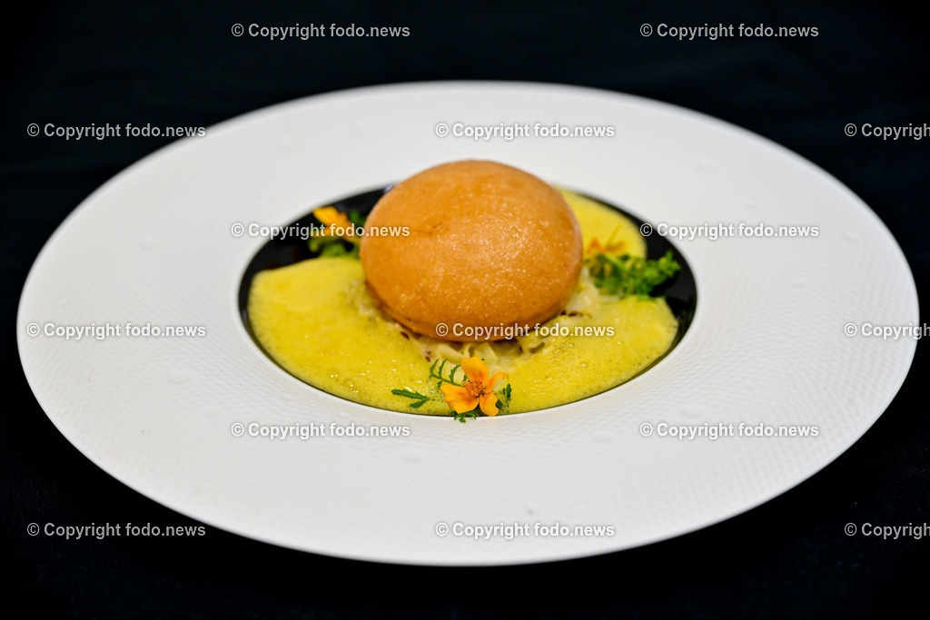 Kliemstein_ Restaurant_ 06.06.2024-15 | 06.06.2024, Linz, AUT, Kliemstein im Salzamt Linz, im Bild Michael A. Mueller (Patron) beim anrichten des Bruckner Menue im Kliemstein und Vino Vitis, Restaurant, Gastronomie