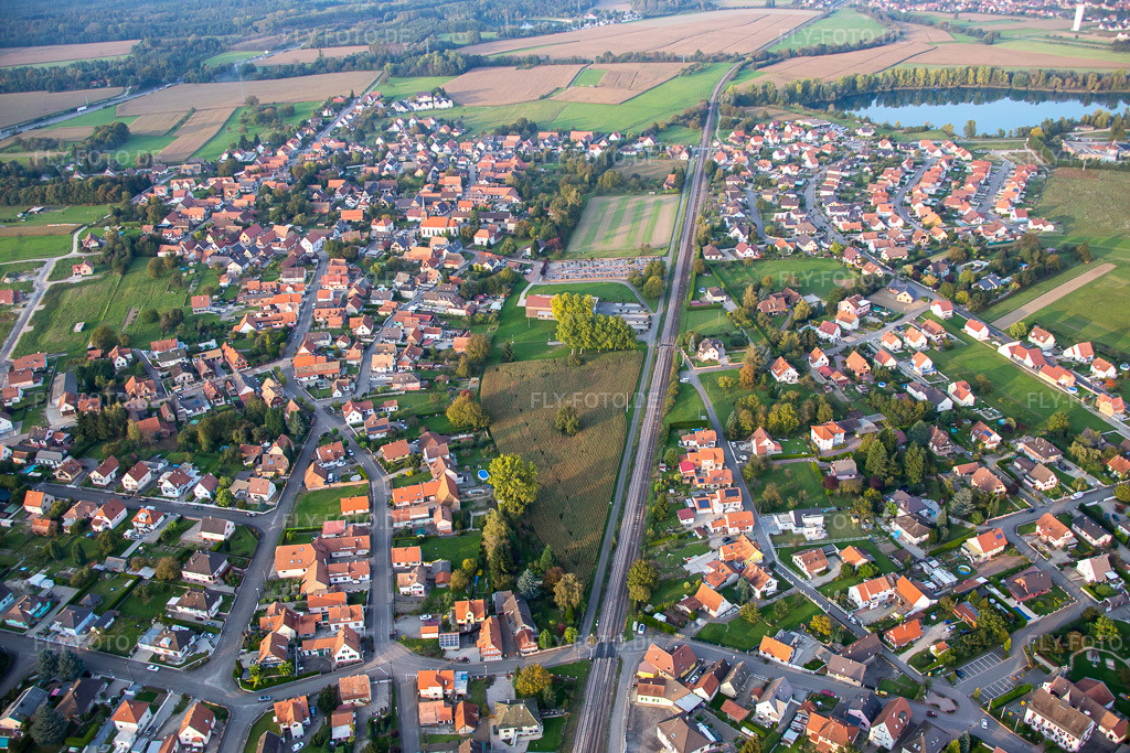 Luftbild: Ortsansicht in Rountzenheim im Bundesland Bas-Rhin in Frankreich. Foto: IMG_074335.jpg vom 04.10.2014 durch Werner Riehm/FLY-FOTO.de