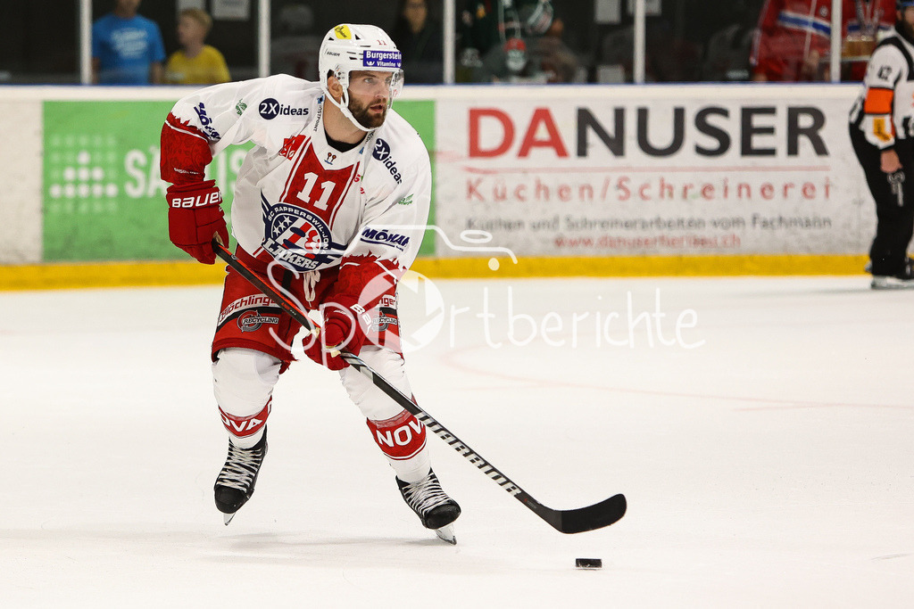 SC Rapperswil-Jona Lakers - Augsburger Panther | Fabian MAIER (SCRJ #11) am Puck / Freisteller / Einzelfoto