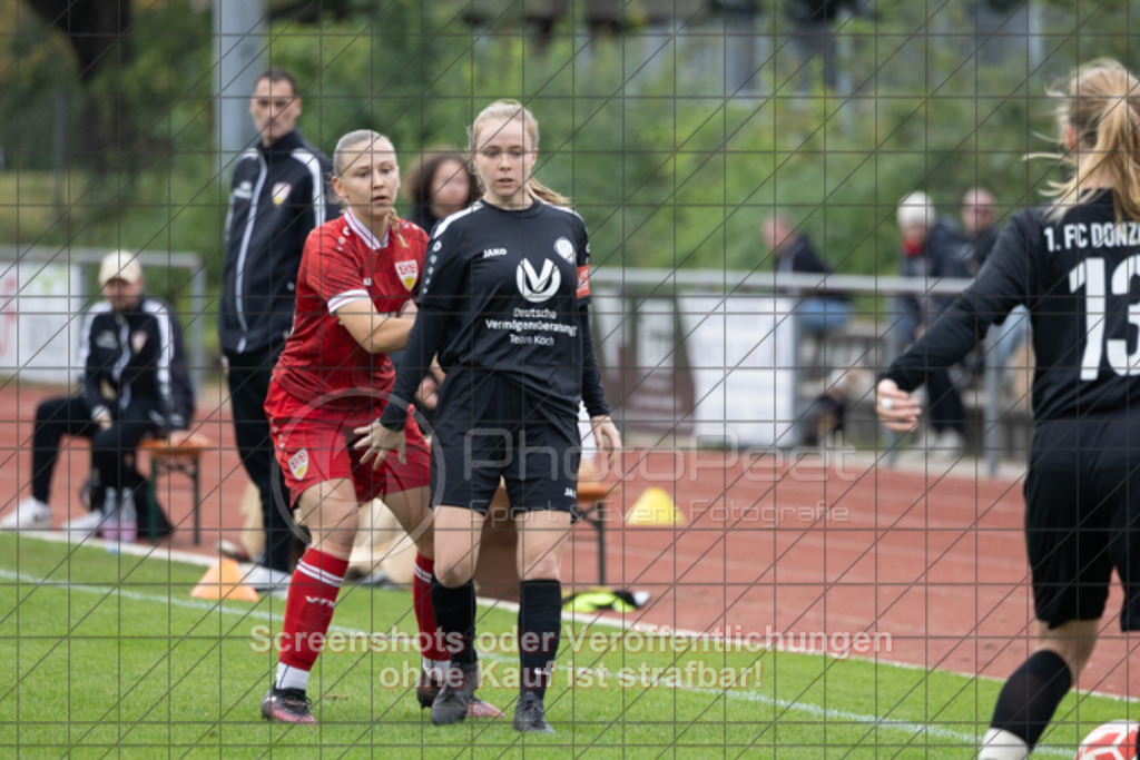 20251012_132637_0427 | #,1.FC Donzdorf (schwarz) vs. VfB Stuttgart II (rot), Fussball, Frauen-Verbandsliga Württemberg, 05. Spieltag, Saison 2025/2026, Rasenplatz Lautertal Stadion, Süßener Straße 16, 73072 Donzdorf, 12.10.2025 - 13:00 Uhr,Foto: PhotoPeet-Sportfotografie/Peter Harich