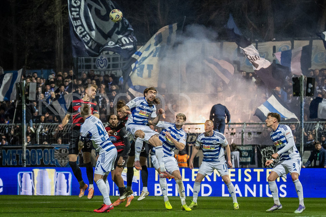 3. Liga: FC Viktoria Köln - MSV Duisburg, 21.12.2025 | Lars Dietz (Viktoria Köln, 2) mit dem Kopfball ; Köln, 21.12.2025, 19. Spieltag der 3. Fußball-Liga, FC Viktoria Köln - MSV Duisburg im Sportpark Hoehenberg in Köln.Die DFL-Bestimmungen verbieten die Verwendung von Fotografien als Bildsequenzen und / oder Quasi-Videos.