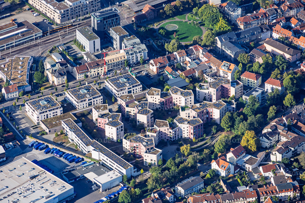 Luftbild: Wohnquartier am Samuel-Vogel-Weg in Ettlingen im Bundesland Baden-Württemberg in Deutschland. – Foto: IMG_159494.jpg vom 27.09.2026 durch Werner Riehm/FLY-FOTO.de – Auflösung des Originals: 5830 x 3887 px – Wohnanlage | 17 Mietswohnungen | Ettlingen | 2020 - d28 architekten