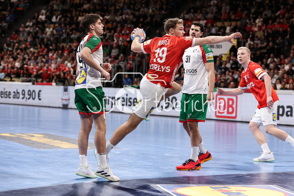Dänemark - Portugal | Daenemarks Mathias GIDSEL (DEN #19) setzt sich am Kreis durch / Wurf / BAll / Tor
