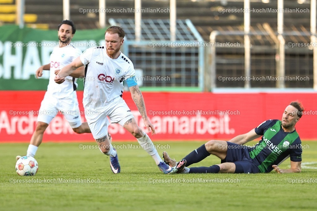 xKWIx24042601034 | 2026.04.24, xkwix, Fußball, Regionalliga West, FC Gütersloh -  Sportfreunde Lotte, Heidewaldstadion, 31.Spieltag, Saison 2025 / 2026: Fabian Rueth (VfL Sportfreunde Lotte #4) im Zweikampf gegen Julius Langfeld (FC Gütersloh #10) DFB regulations prohibit any use of photographs as image sequences and or quasi-video. Photo: xKamilxWilkowskixPressefotoKochx