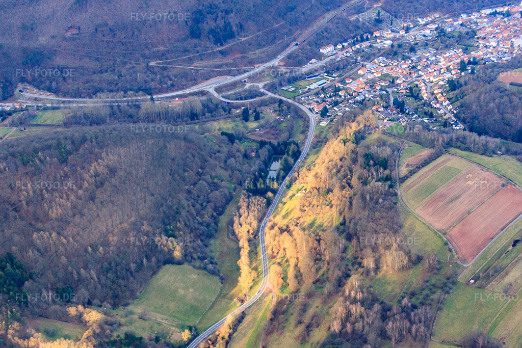 Luftbild: B48 von Süden in Annweiler am Trifels im Bundesland Rheinland-Pfalz in Deutschland. Foto: IMG_62127.jpg vom 23.02.2014 durch Werner Riehm/FLY-FOTO.deAuflösung des Originals: 4281 x 2854 px