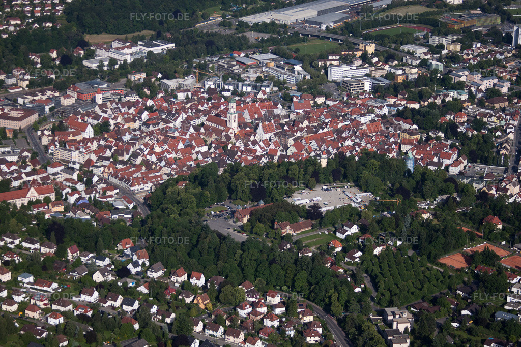 Luftbild: Ortsansicht der Straßen und Häuser der Wohngebiete in Biberach an der Riß im Bundesland Baden-Württemberg in Deutschland. Foto: IMG_67405.jpg vom 08.06.2014 durch Werner Riehm/FLY-FOTO.de