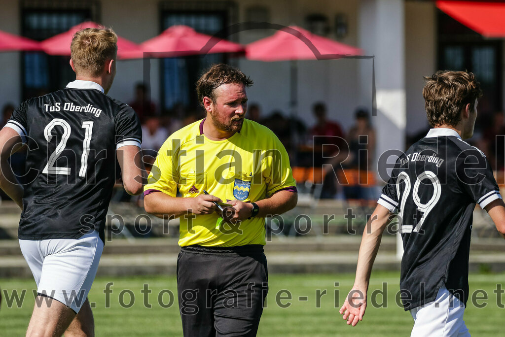 2023-08-20_033_TuS_Oberding_gegen_FC_Finsing_II | Oberding, Deutschland, 20.08.2023:
Fußball, Kreisklasse 2023 / 2024, 3. Spieltag, TuS Oberding gegen FC Finsing II, Endergebnis: 1:1

Schiedsrichter Harry Lechmann, Tim Götze (TuS Oberding, #29)

Foto: Christian Riedel / fotografie-riedel.net