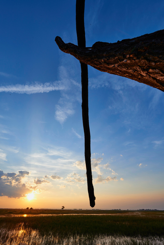 Ziehbrunnen an der Langen Lacke | Apetlon, Austria - May 16, 2015: Ziehbrunnen an der Langen Lacke. - Realisiert mit Pictrs.com