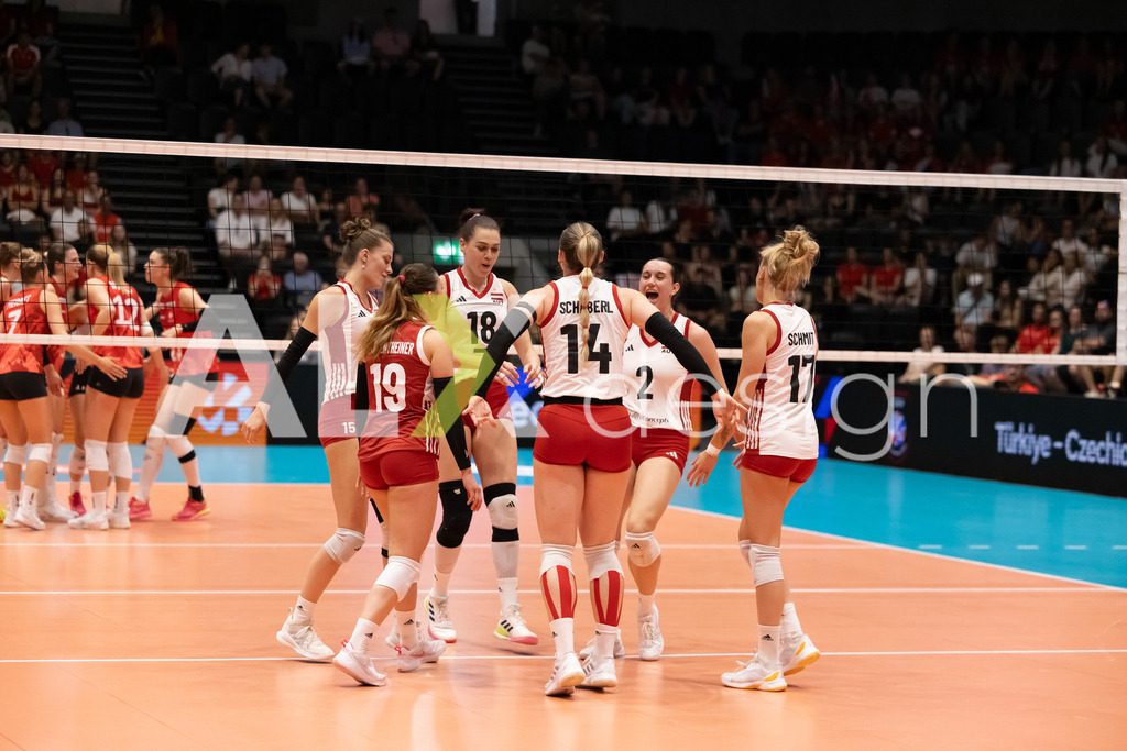 Austria v Switzerland - CEV European League Women | KRIENS, SWITZERLAND - JUNE 14: MARIE KRISTIN BRUCKNER of Austria, EVA STABENTHEINER of Austria, KORA MARINA SCHABERL of Austria, CARMEN RAAB of Austria, DANA SCHMIT of Austria celebrating during the CEV European League match between Austria and Switzerland at Pilatus Arena on June 14, 2026 in Kriens, Switzerland. - Realisiert mit Pictrs.com