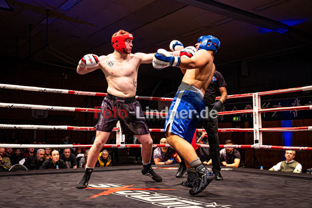 Arda Tok (Sparta Mun.) blau gegen Gottfried Pölt (Hermanosboxing) rot | MFA Fight Night Boxen bis 91kg Kampf 9, Arda Tok (Sparta Mun.) blau gegen Gottfried Pölt (Hermanosboxing) rot, 20251108,,2025-11-08 in Penzberg (Wellenberghalle Penzberg), Copyright: WolfgangxLindner www.foto-lindner.de