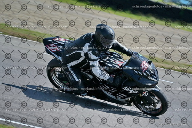 26BT02-1047 | markuskiefer.com - Realisiert mit Pictrs.com