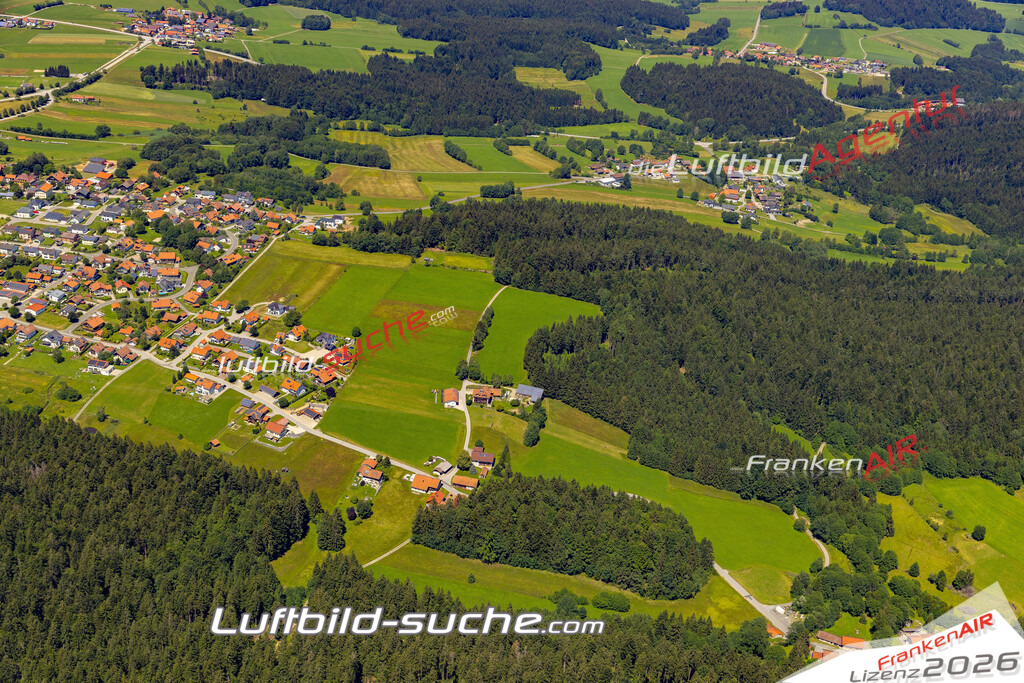 Aktuelles Luftbild von  Schöfweg - Die Luftaufnahme wurde 2022 mittels UL-Flugzeug erstellt ( keine Drohne ) - hochauflösende Kamera-Systeme von  Canon -Beste Qualität - Für grossformatige Ausdrucke geeignet. Die Geschenkidee !