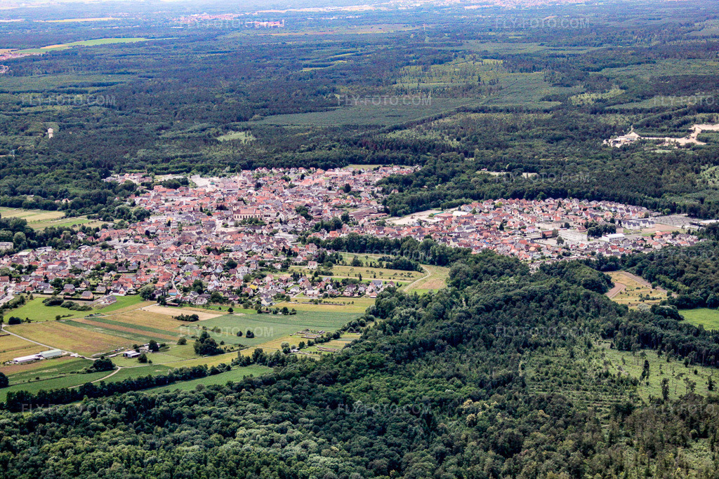 Aerial view: Soufflenheim in Leutenheim in the state Bas-Rhin, France. – Photo: IMG_19090.jpg taken on 06/20/2009 by Werner Riehm/FLY-FOTO.com – Resolution of the original: 4752 x 3168 px