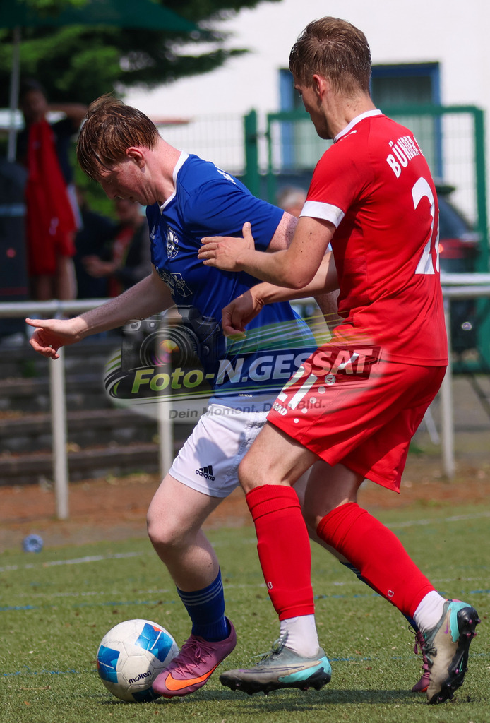 Bünder SV - TuS Bruchmühlen II | Auf dem Bild zu sehen: grün Bünder SV: Timo Westerbeck ; blau TuS Bruchmühlen II: Fabian HassBünder SV, TuS Bruchmühlen II, Saison 25/26, Kreisliga A, Bünde, Deutschland - Realisiert mit Pictrs.com