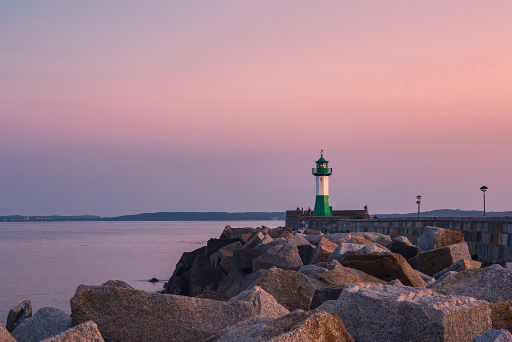 Leuchtturm auf der Mole von Sassnitz auf der Insel Rügen am Abend | Leuchtturm auf der Mole von Sassnitz auf der Insel Rügen am Abend.