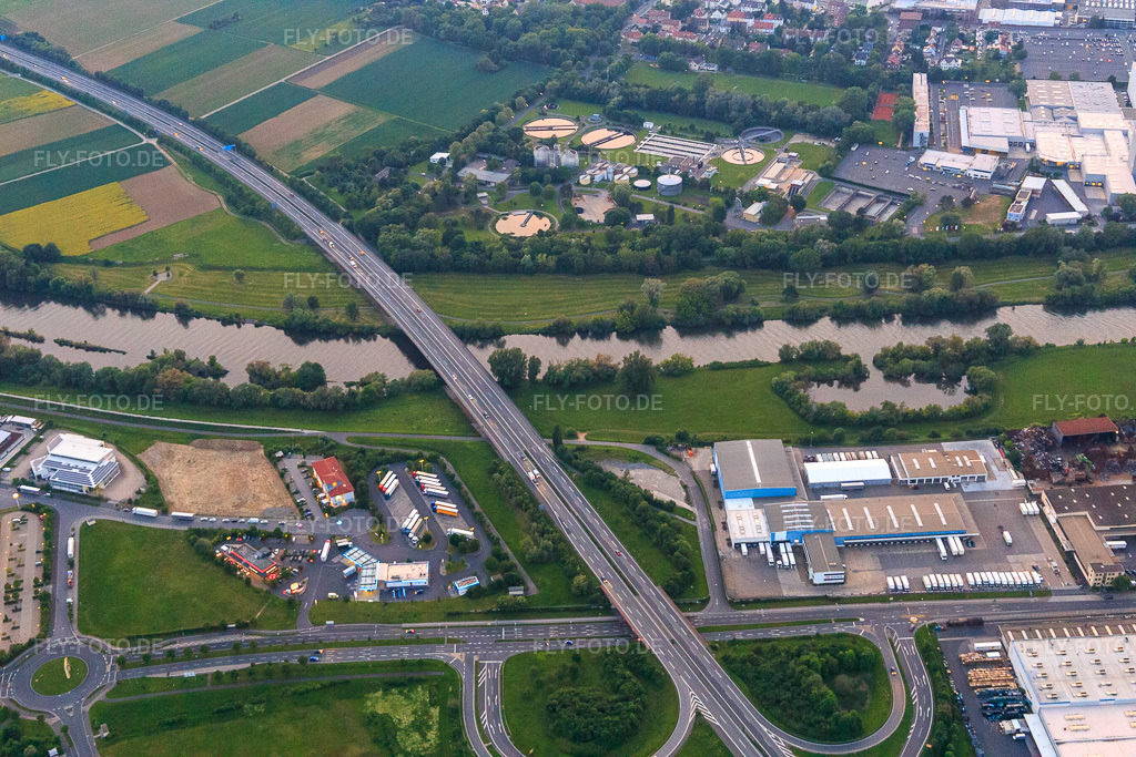Luftbild: Anschlussstelle 6 Schweinfurt-Hafen von der A70 vor der Mainbrücke mit B&B HOTEL Schweinfurt-Süd im Ortsteil Oberndorf in Schweinfurt im Bundesland Bayern in Deutschland. – Foto: IMG_099702.jpg vom 24.05.2017 durch Werner Riehm/FLY-FOTO.de – Auflösung des Originals: 5472 x 3648 px – Günstige Hotels in Deutschland | B&B HOTEL Schweinfurt-Süd