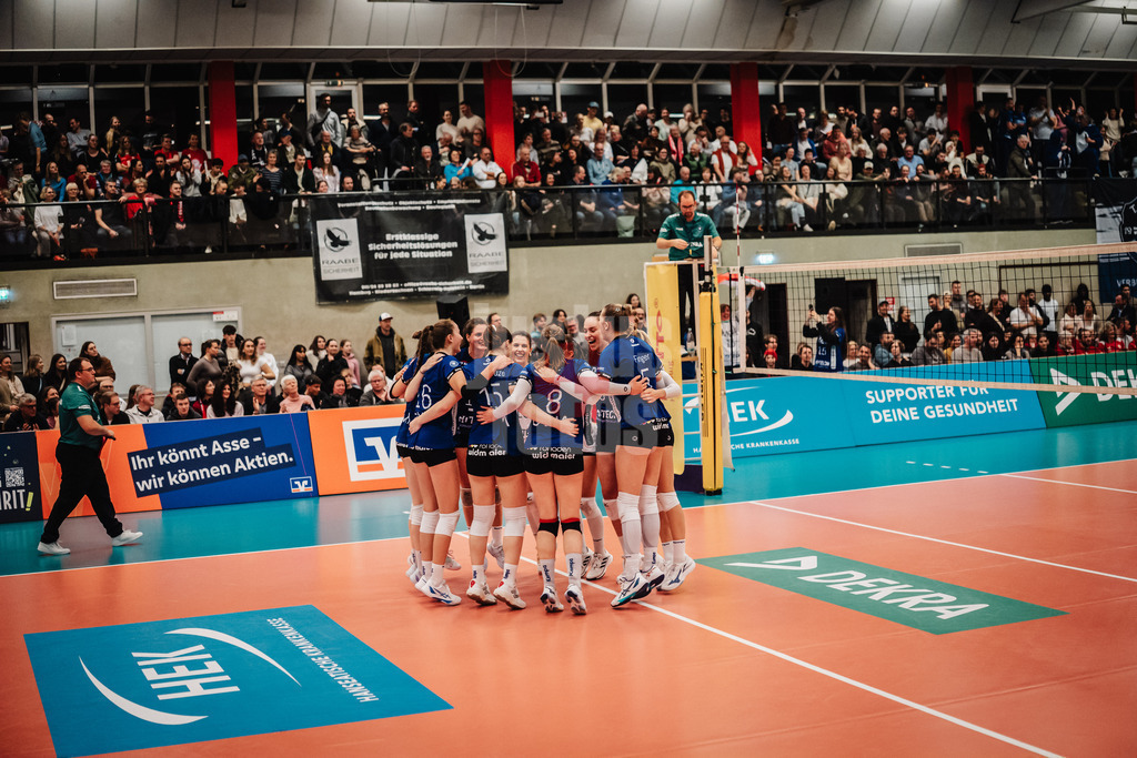 Volleyball | Frauen | Saison 2025/2026 | Volleyball Bundesliga | ETV Hamburger Volksbank Volleys vs. Binder Blaubären TSV Flacht | 06.12.2025 | Flacht gewinnt das erste Spiel in der Bundesliga und jubelt