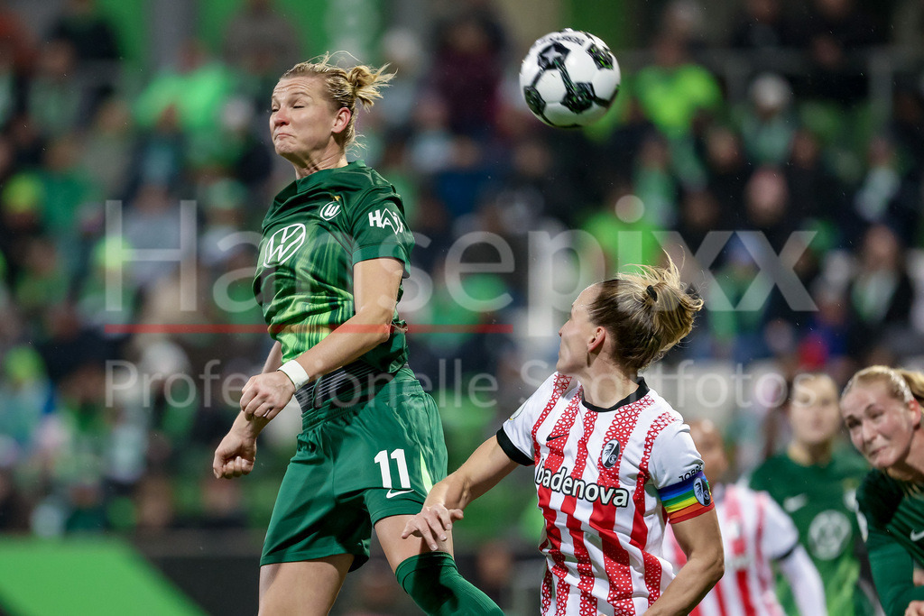 Fussball, DFB-Pokal Frauen, VfL Wolfsburg - SC Freiburg | v.li.: Alexandra Popp (VfL Wolfsburg, 11) und Lisa Karl (SC Freiburg, 2) im Kopfballduell, Kopfball, Zweikampf, Action, Aktion, Spielszene, DIE DFB-RICHTLINIEN UNTERSAGEN JEGLICHE NUTZUNG VON FOTOS ALS SEQUENZBILDER UND/ODER VIDEOÄHNLICHE FOTOSTRECKEN. DFB REGULATIONS PROHIBIT ANY USE OF PHOTOGRAPHS AS IMAGE SEQUENCES AND/OR QUASI-VIDEO.
