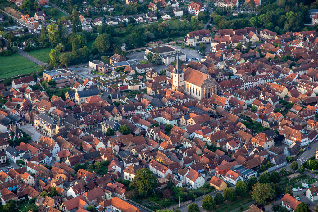 Vue aérienne: Rue du Gén de Gaulle avec l'église catholique Saint-Etienne du nord-est à Rosheim dans le département Bas Rhin, France – .Photo: IMG_137996.jpg prise le 19/08/2023 par Werner Riehm/FLY-FOTO.eu – Résolution de l'original: 5472 x 3648 px – Bienvenue à Rosheim