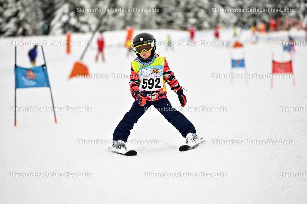 SRF_20.02.2026_0566 | Skirennfotos,Serfaus,Fiss,Ladis,Kinderskirennen,Winter,Tirol,Oberland,skirace,SFL,feelfree,weil wir's genießen,ski,Ski,skifahren,Sonnenplateau, - Realisiert mit Pictrs.com