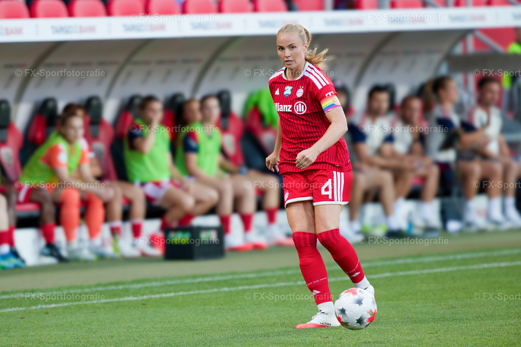Supercup-Frauen-Bayern-Muenchen-vs-VfL-Wolfsburg 021 | Sportfotos und Eventgalerien von FX-Sportfotografie. Bilder von Fußball, Vereinsveranstaltungen und Events direkt ansehen und als Download bestellen. - Realisiert mit Pictrs.com
