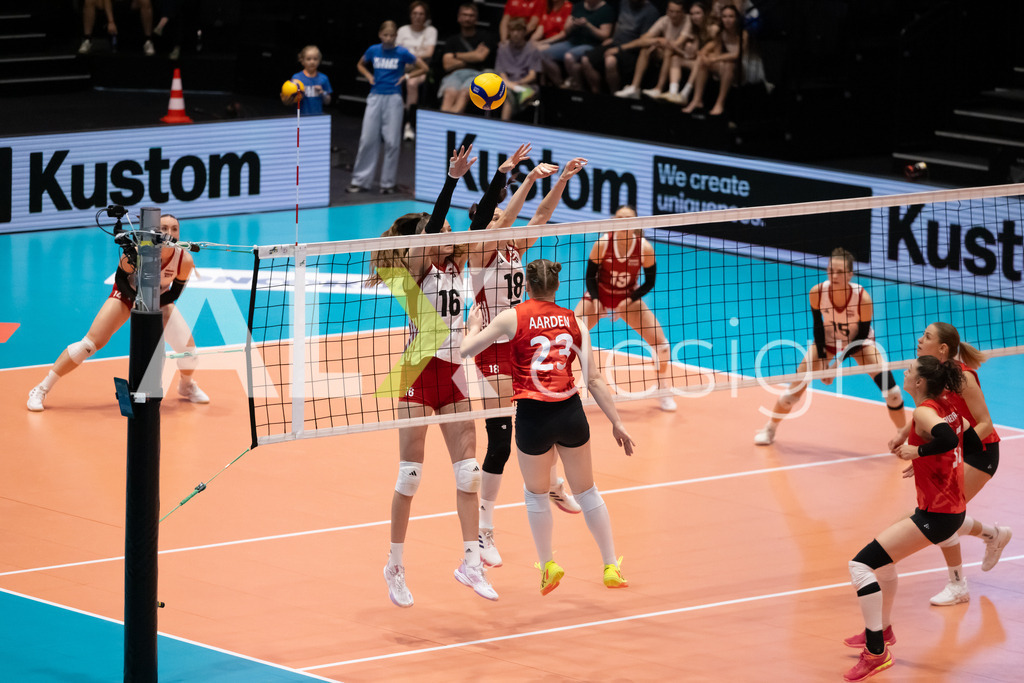 Austria v Switzerland - CEV European League Women | KRIENS, SWITZERLAND - JUNE 14: MERET AARDEN of Switzerland attack / spike against EVA STABENTHEINER of Austria and NINA NESIMOVIĆ of Austria double block during the CEV European League match between Austria and Switzerland at Pilatus Arena on June 14, 2026 in Kriens, Switzerland. - Realisiert mit Pictrs.com
