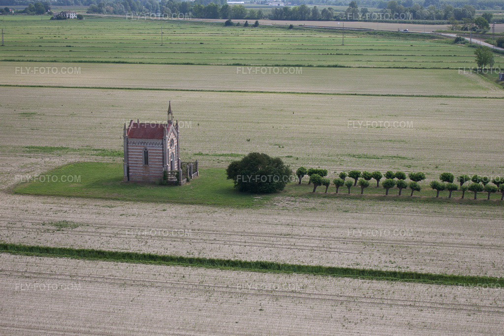 Aerial view: Chapel Chapel at Cesarolo in Cesarolo in the state Veneto, Italy. – Photo: IMG_50236.jpg taken on 06/07/2012 by Werner Riehm/FLY-FOTO.com – Resolution of the original: 4076 x 2718 px