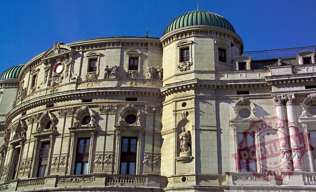 Arriaga Theatre neo-baroque facade with green dome, Bilbao. Spain - Bilbao | Arriaga Theatre building showcasing neo-baroque architecture against a clear blue sky in Bilbao - Realisiert mit Pictrs.com