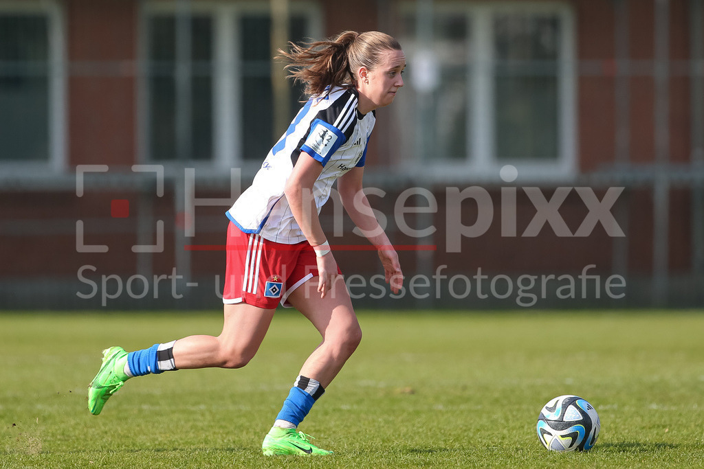 Fussball, 2. Frauen-Bundesliga, Hamburger SV - Eintracht Frankfurt II | v.li.: Victoria Schulz (Hamburger SV, 19) am Ball, Freisteller, Einzelbild, Ganzkörper, Aktion, Action, Spielszene, DIE DFB-RICHTLINIEN UNTERSAGEN JEGLICHE NUTZUNG VON FOTOS ALS SEQUENZBILDER UND/ODER VIDEOÄHNLICHE FOTOSTRECKEN. DFB REGULATIONS PROHIBIT ANY USE OF PHOTOGRAPHS AS IMAGE SEQUENCES AND/OR QUASI-VIDEO.