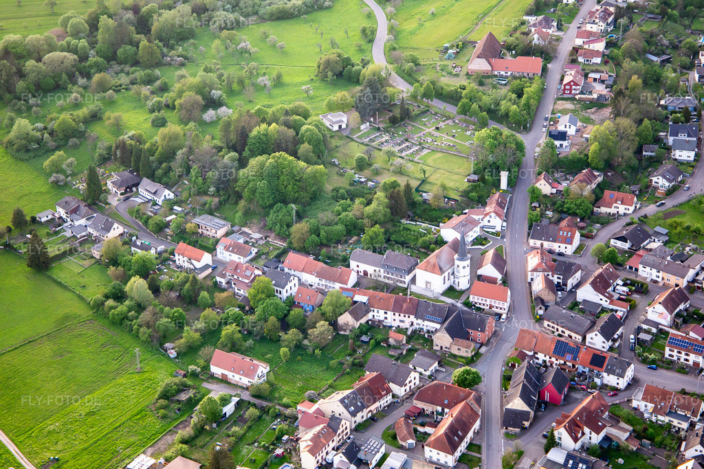 Luftbild: Rundturmkirche St. Markus im Ortsteil Reinheim in Gersheim im Bundesland Saarland in Deutschland. Foto: IMG_140467.jpg vom 30.04.2024 durch Werner Riehm/FLY-FOTO.de