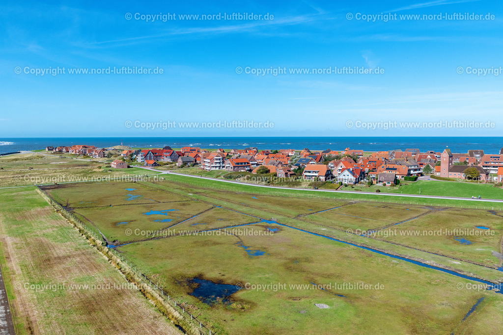 Baltrum_ELS_6323091022 | BALTRUM 09.10.2022 Ortsansicht der Straßen und Häuser der Wohngebiete von West- und Ost- Dorf auf der Nordsee- Insel Baltrum im Bundesland Niedersachsen. Weiterführende Informationen bei: Nordseeheilbad Insel Baltrum. // Town View of the streets and houses of the residential areas in Ostdorf and Westdorf on the North Sea island Baltrum in the state Lower Saxony. Further information at: Nordseeheilbad Insel Baltrum. Foto: Martin Elsen