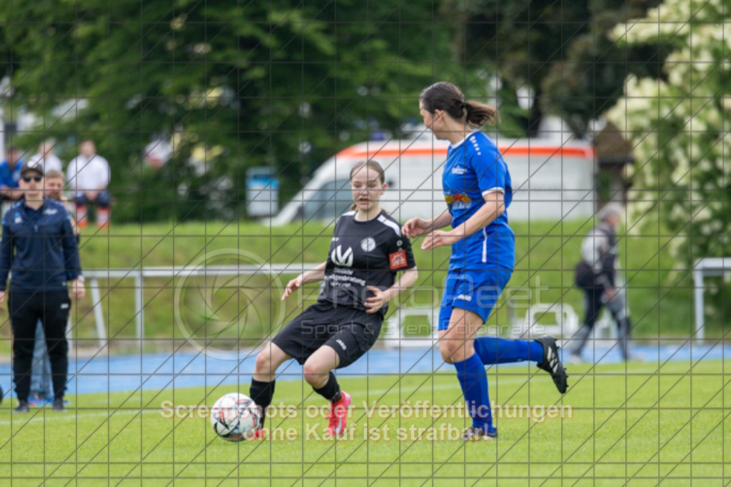 20250529_132519_0707 | #,  SGM Wendlingen-Ötlingen II (blau) vs. 1.FC Donzdorf II (schwarz), Fussball, Frauen-Bezirkspokal Finale Saison 2024/2025, Rasenplatz VfL Stadion Kirchheim, Jesinger Straße 105, 73230 Kirchheim, 29.05.2025 - 13:00 Uhr,Foto: PhotoPeet-Sportfotografie/Peter Harich