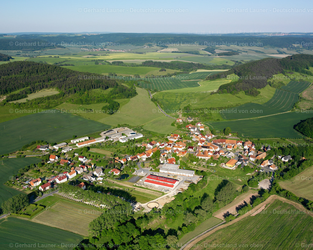 2634694 | RüSTUNGEN 09.06.2006 Landwirtschaftliche Nutzflächen und Feldgrenzen  umsäumen das Siedlungsgebiet des Dorfes in Rüstungen im Bundesland Thüringen, Deutschland // Agricultural land and field boundaries surround the settlement area of the village  in Rüstungen in the state Thuringia, Germany Foto: Gerhard Launer